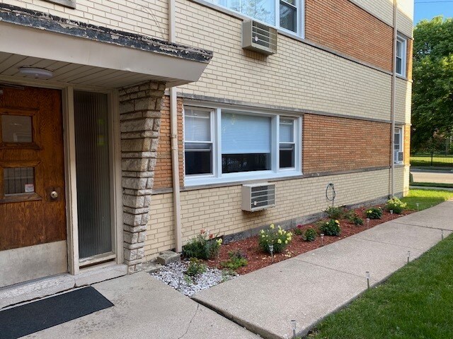 Building Photo - 5440 W Higgins Ave
