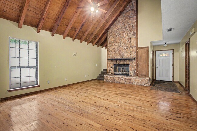 Building Photo - 302 Bernard Rd
