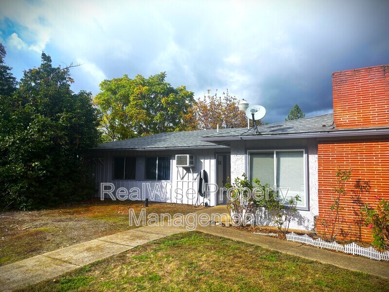 Foto principal - 3022 NE Douglas Ave