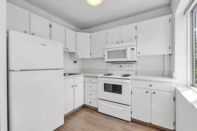 Building Photo - Uptown Arms & Manor