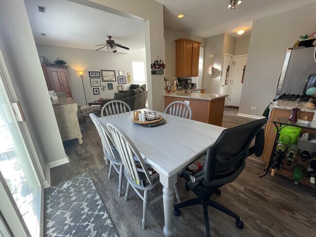 Foto del edificio - 1121 Bromley Ct