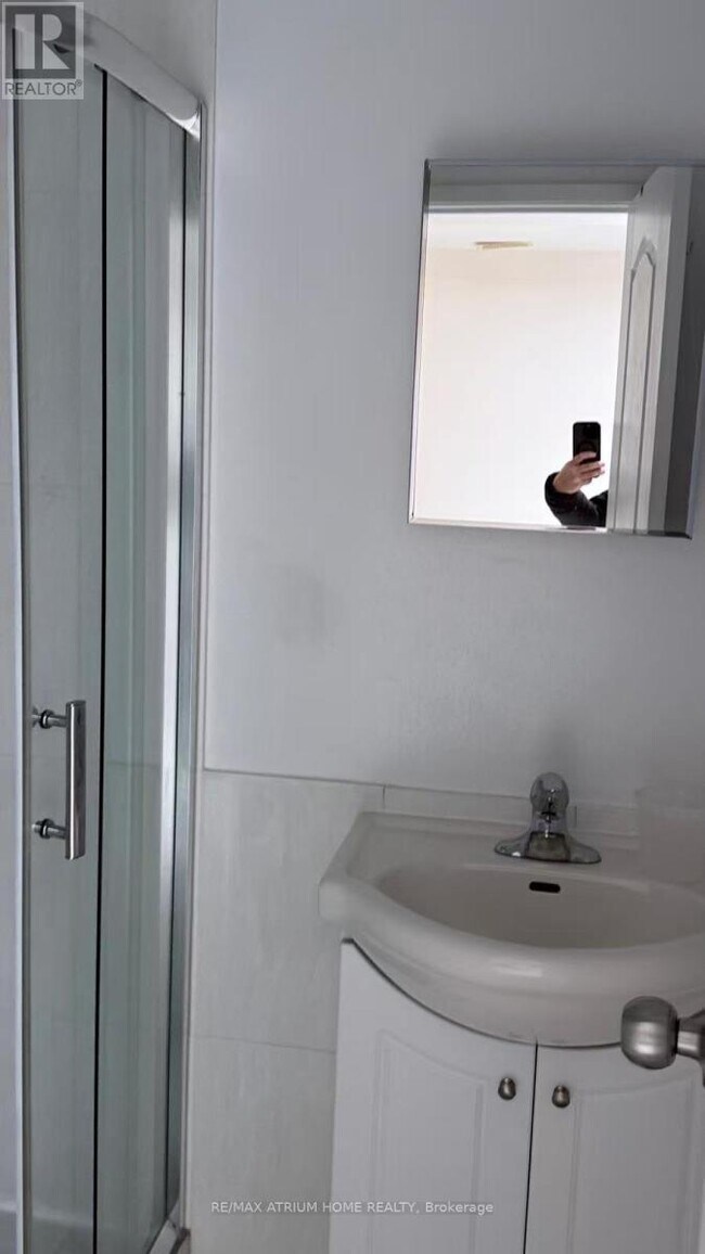 Building Photo - 413 Spadina Ave.