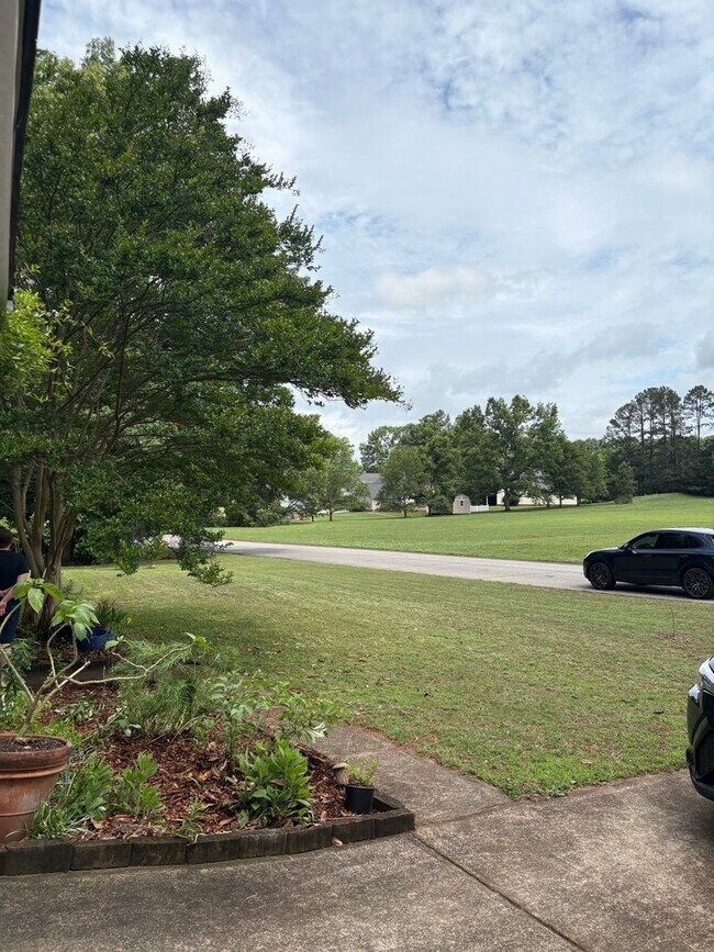 Building Photo - Large, private home in Rivercliff