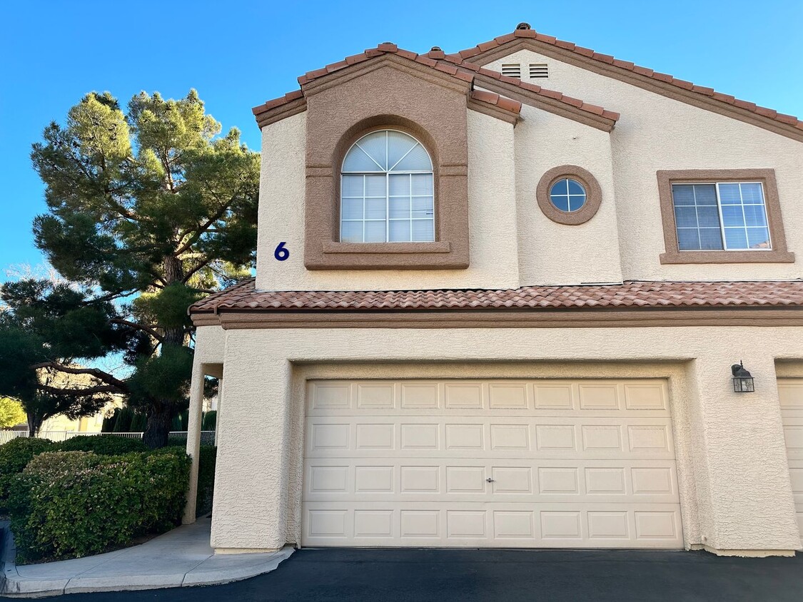 Primary Photo - Beautiful 2 Master Bedroom Townhouse!!