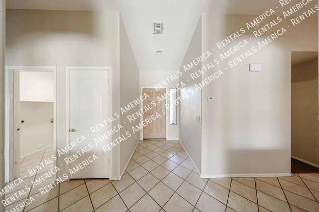 Building Photo - 1623 E Wildhorse Pl