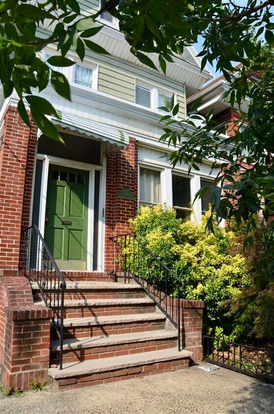 Primary Photo - 122 Shippen St