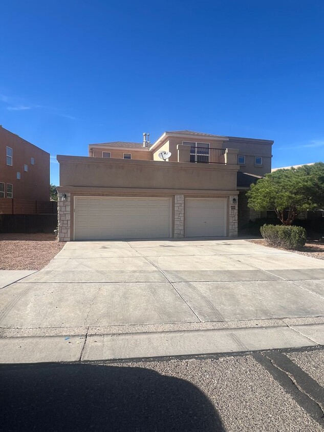 Foto principal - Beautiful 4 bedroom , 2.5 Bathroom 3 car g...