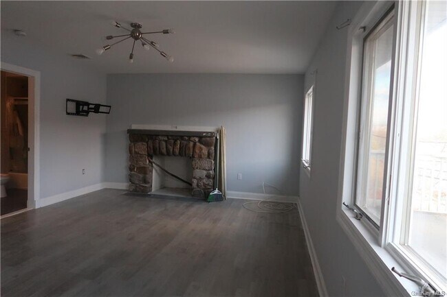 Foto del edificio - 576 Lakes Rd