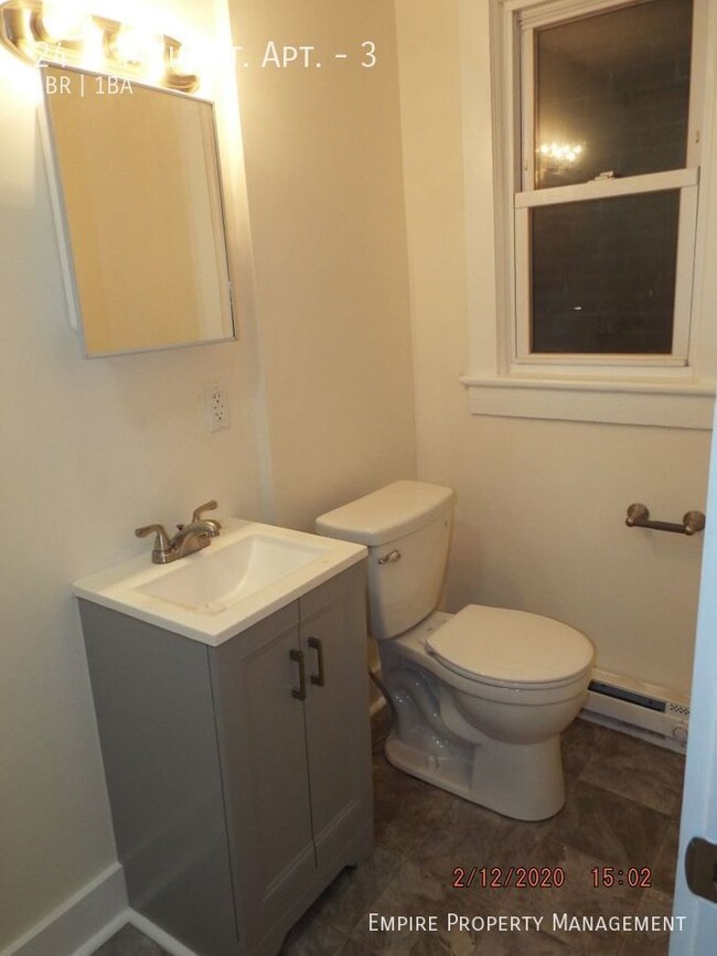 Building Photo - 1st Floor: 1 Bedroom/ 1 Bathroom Apartment...