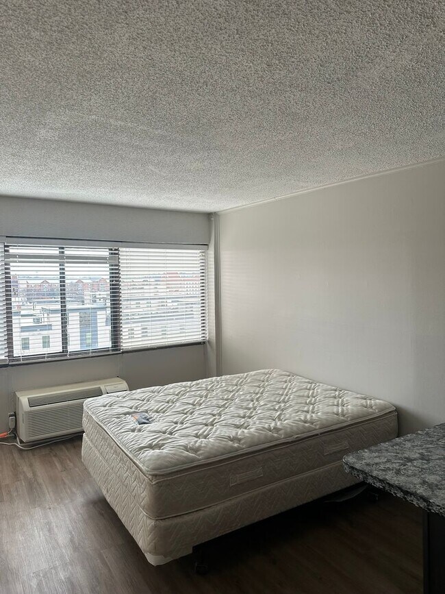 Foto del edificio - University Towers Unit 601: Studio Apartment ready for AUGUST 2026 move in! $1200 per Month