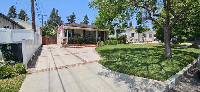 Foto del edificio - Charming Burbank home with Pool
