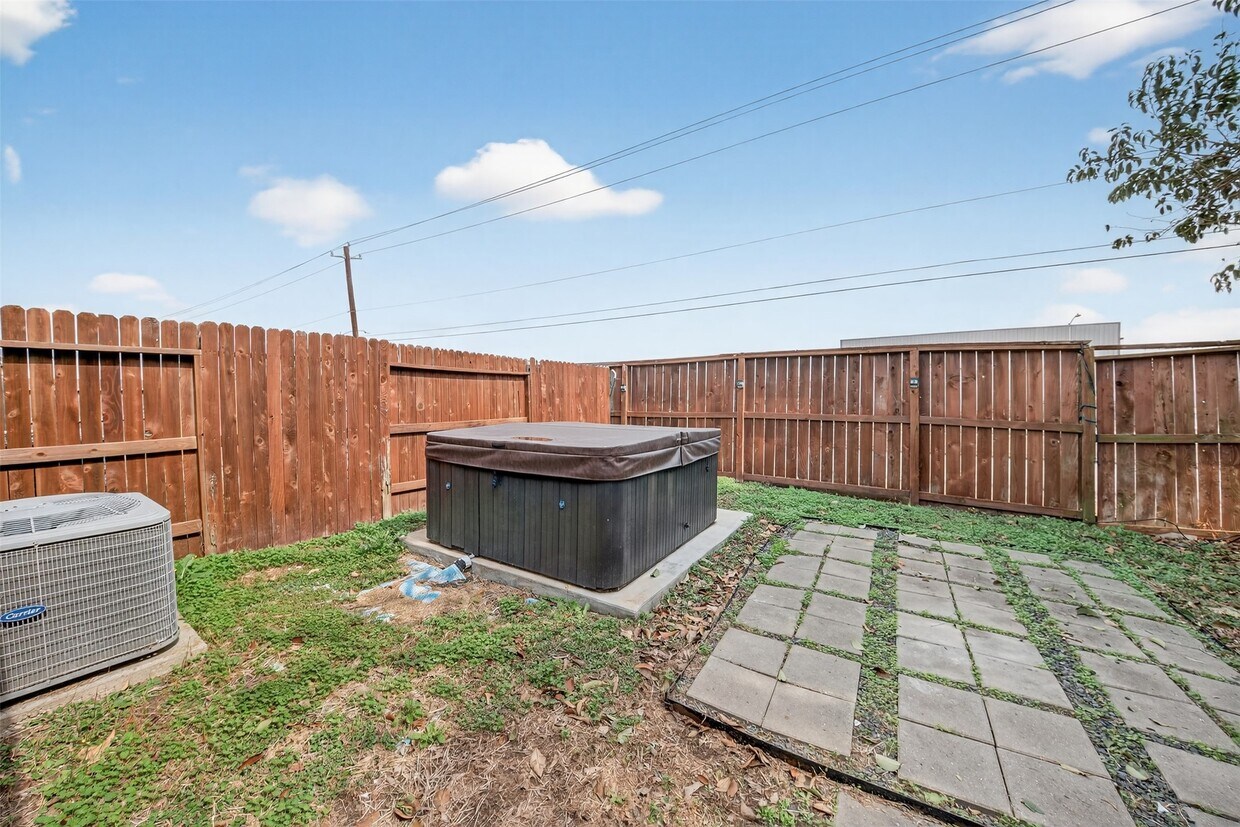 Building Photo - 15019 Trinity Meadow Dr