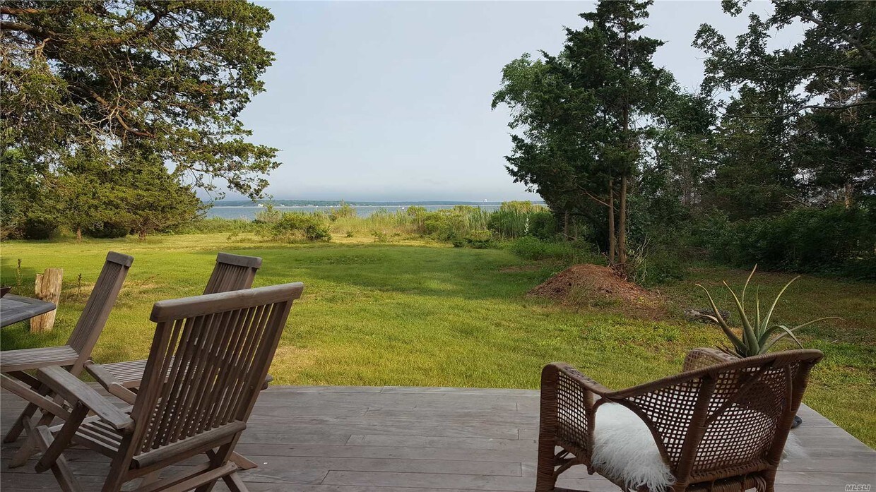 Primary Photo - 669 Peconic Bay Blvd