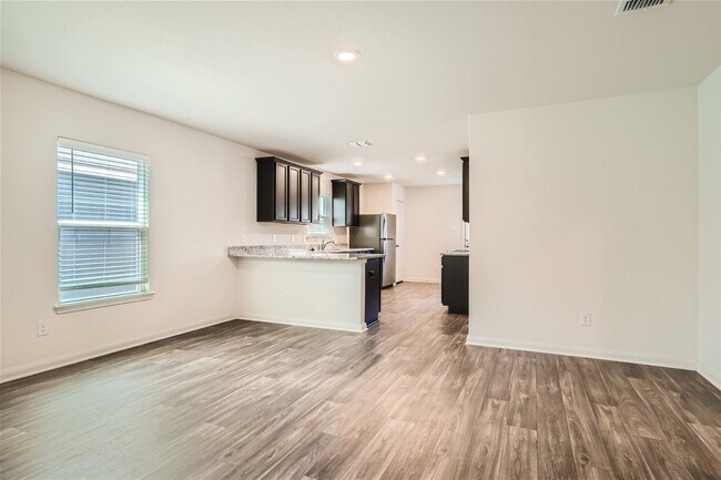 Foto del edificio - You dont want to miss this one!! 4 bedrooms!