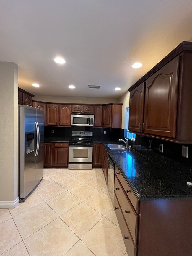 Foto del edificio - 3 bedroom upgraded Green Valley Home with Pool!