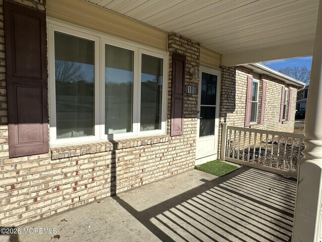 Foto del edificio - 185 Ravenwood Blvd