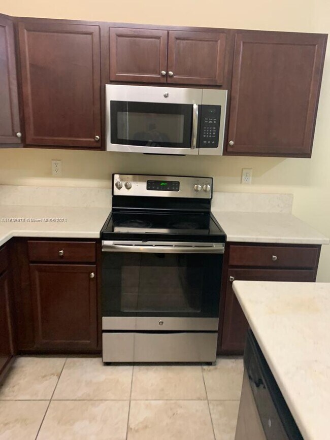 Building Photo - 142 SE 28th Ter