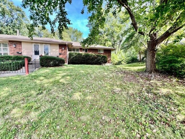 Building Photo - Spacious Shawnee Duplex-Available NOW!!