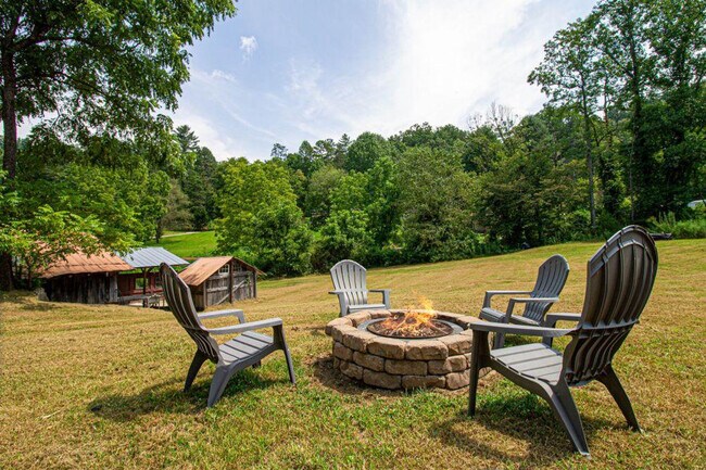 Foto del edificio - 644 Gladdens Creek Rd