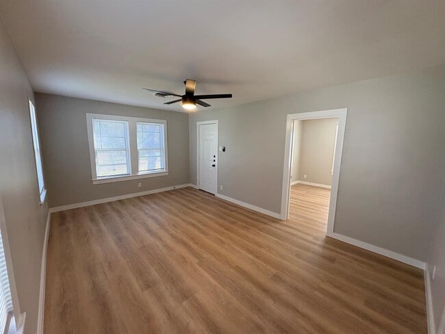 Building Photo - 4620 Bennett Ave