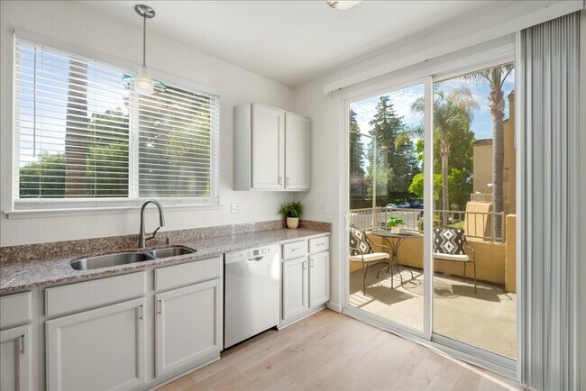 Building Photo - Spacious and Bright Townhouse in the Heart...