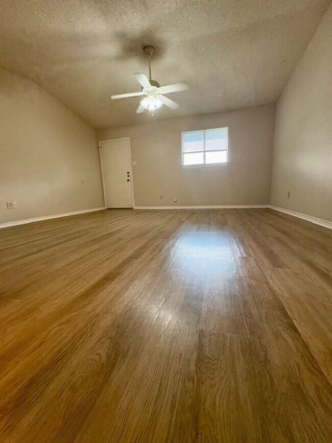 Building Photo - 204-206 Romana Circle