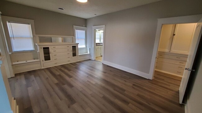 Building Photo - Downtown Area