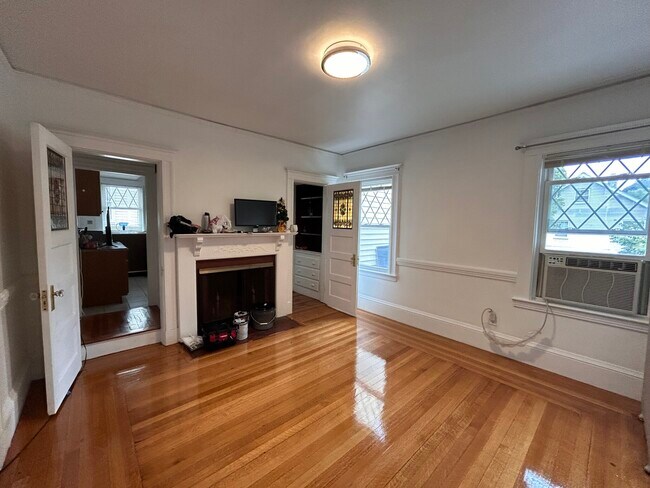 Building Photo - 108 Brooks St
