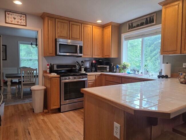 Foto del edificio - 3 Bedroom Craftsman Style Home in Convenie...