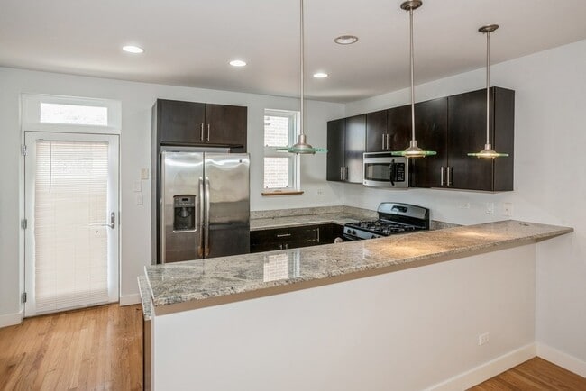 Building Photo - 7205 N Oakley Ave