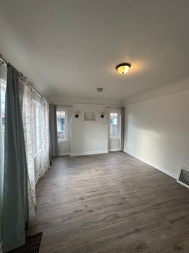 Foto del edificio - Downtown Remodeled Kent Home with fenced yard!