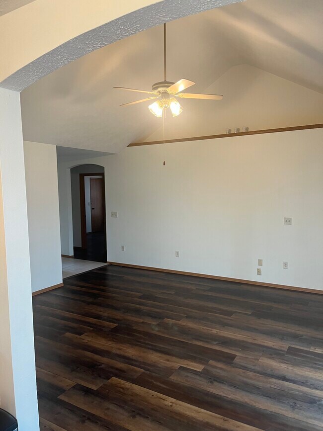 Building Photo - 888 S Hickory Ln