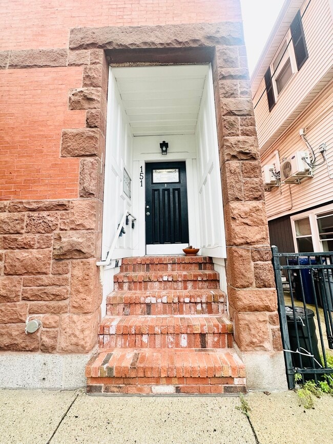 Building Photo - 151 W 6th St