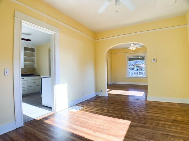 Foto del edificio - Adorable 3bdrm Home in Great Neighborhood! Lovely Yard!