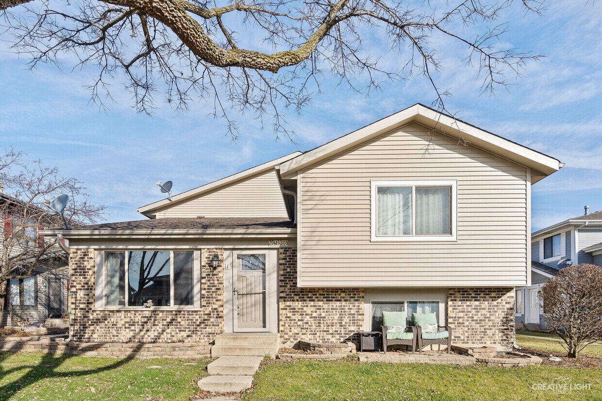 Primary Photo - 29W526 Winchester Cir N