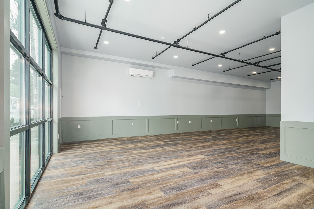 Building Photo - 342 W Queen Ln