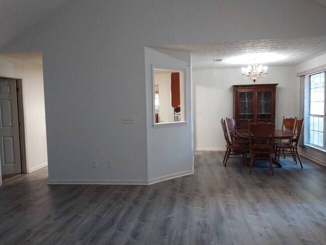 Building Photo - 525 Longwood Ln