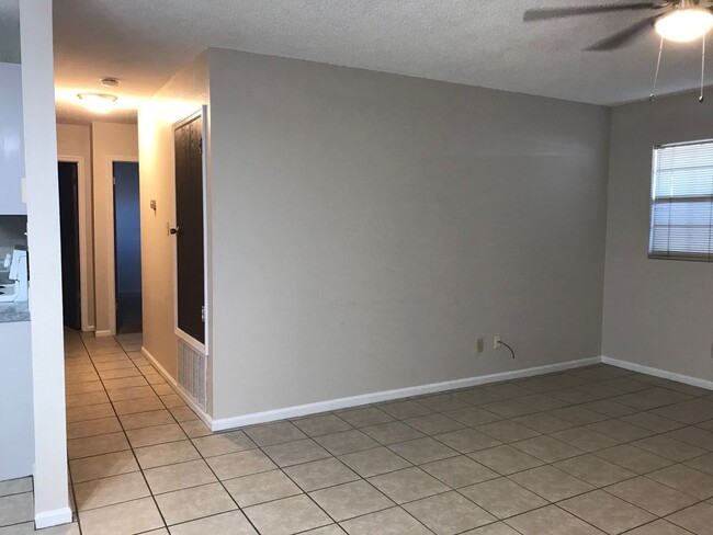 Building Photo - Great renovated apartment