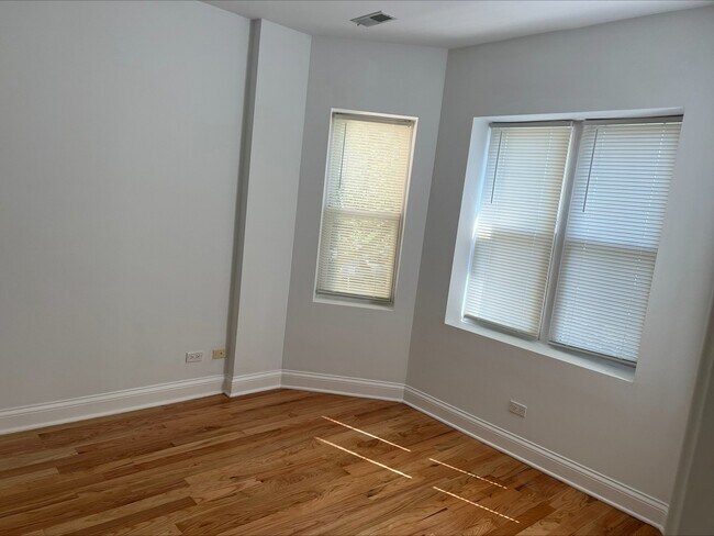 Foto del edificio - 6176 N Winchester Ave