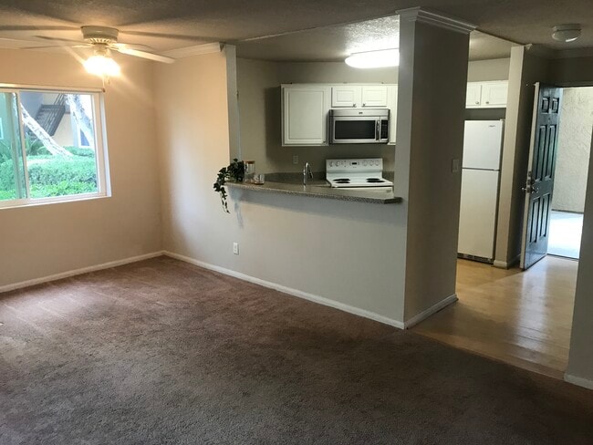 Building Photo - 7525 Charmant Dr