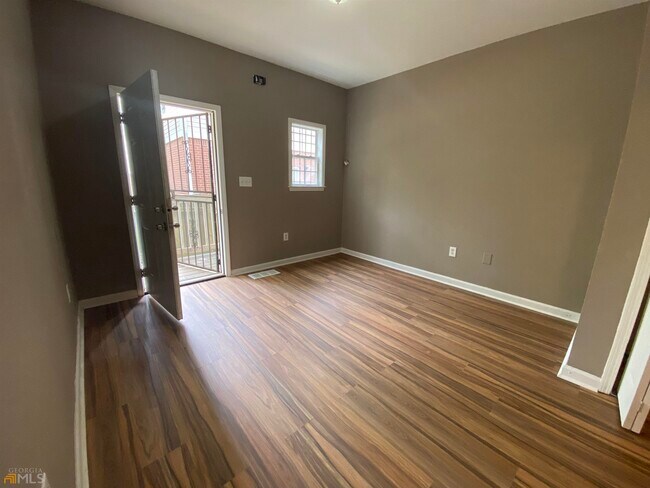 Building Photo - 2005 Lois Pl NW