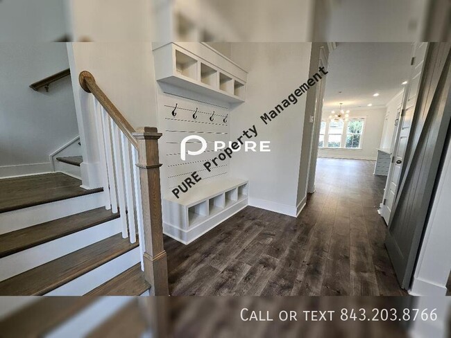 Building Photo - Luxurious Home minutes from the beach!!