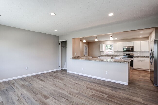Building Photo - Beautifully remodeled 3 Bedroom.