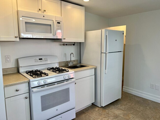 Foto del edificio - Studio in North Park - Freshly Painted, Community Laundry, Pet Friendly