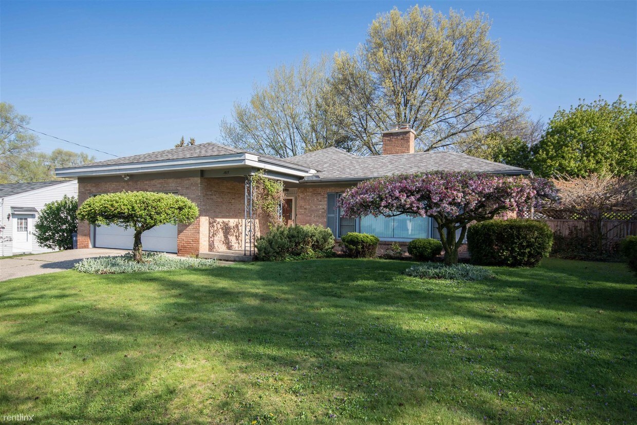 Primary Photo - 1815 Onaway Dr SE