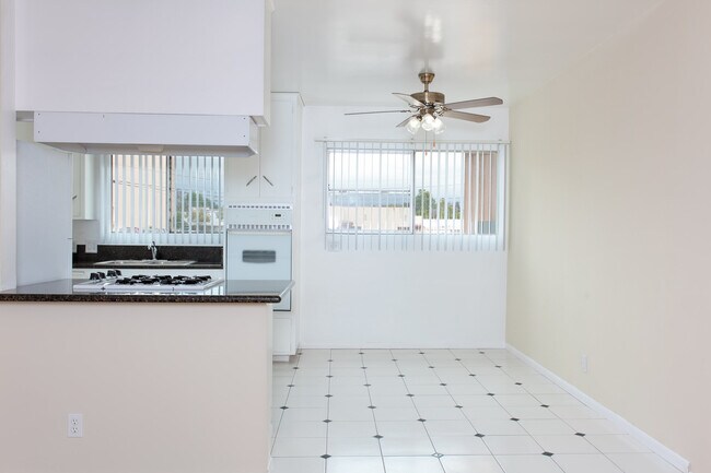 Building Photo - 209 E Live Oak St