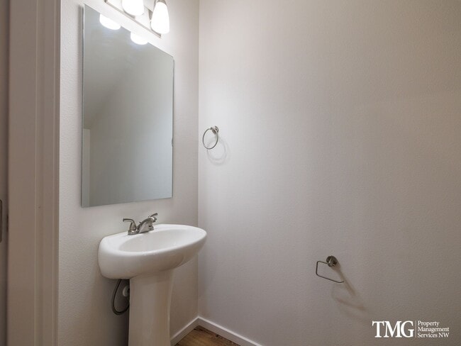 Foto del edificio - Beautiful- 3BD/2.5BA Townhome w Attached G...
