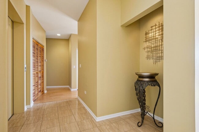 Building Photo - 7748 N Sheridan Rd