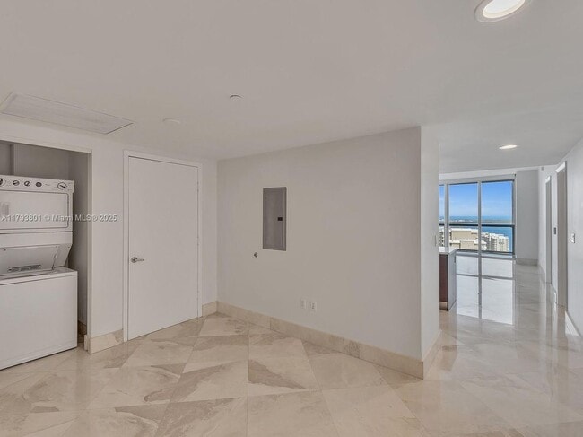 Building Photo - 475 Brickell Ave