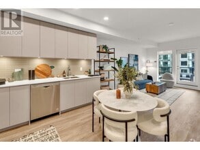 Building Photo - 2515-2515 Hackett Cres